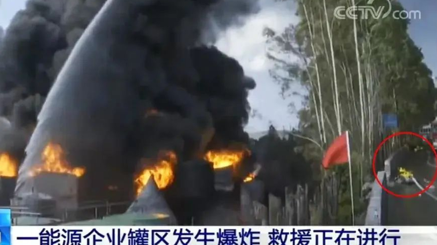 迎危而上！消防機(jī)器人參與福建龍巖一新能源公司滅火救援